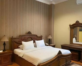 Grand mansion hotel - Blitar - Bedroom