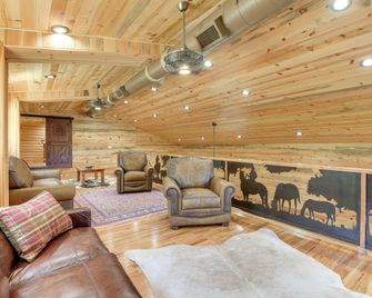 Early Cabin with Deck about 20 Mi to Lake Brownwood! - Early