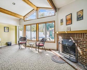 Deluxe One bedroom Queen Suite on the 2nd floor with outdoor heated pool 208 - Killington - Living room