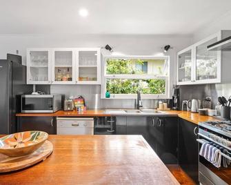 Summer Breeze - Tewantin - Kitchen
