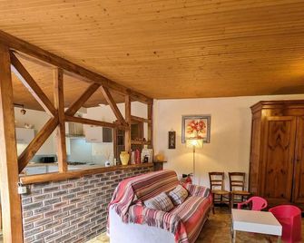Charming 3-Bedroom Cottage with Private Lake, Near Sports & Leisure Activities. - Château-Gontier - Salon