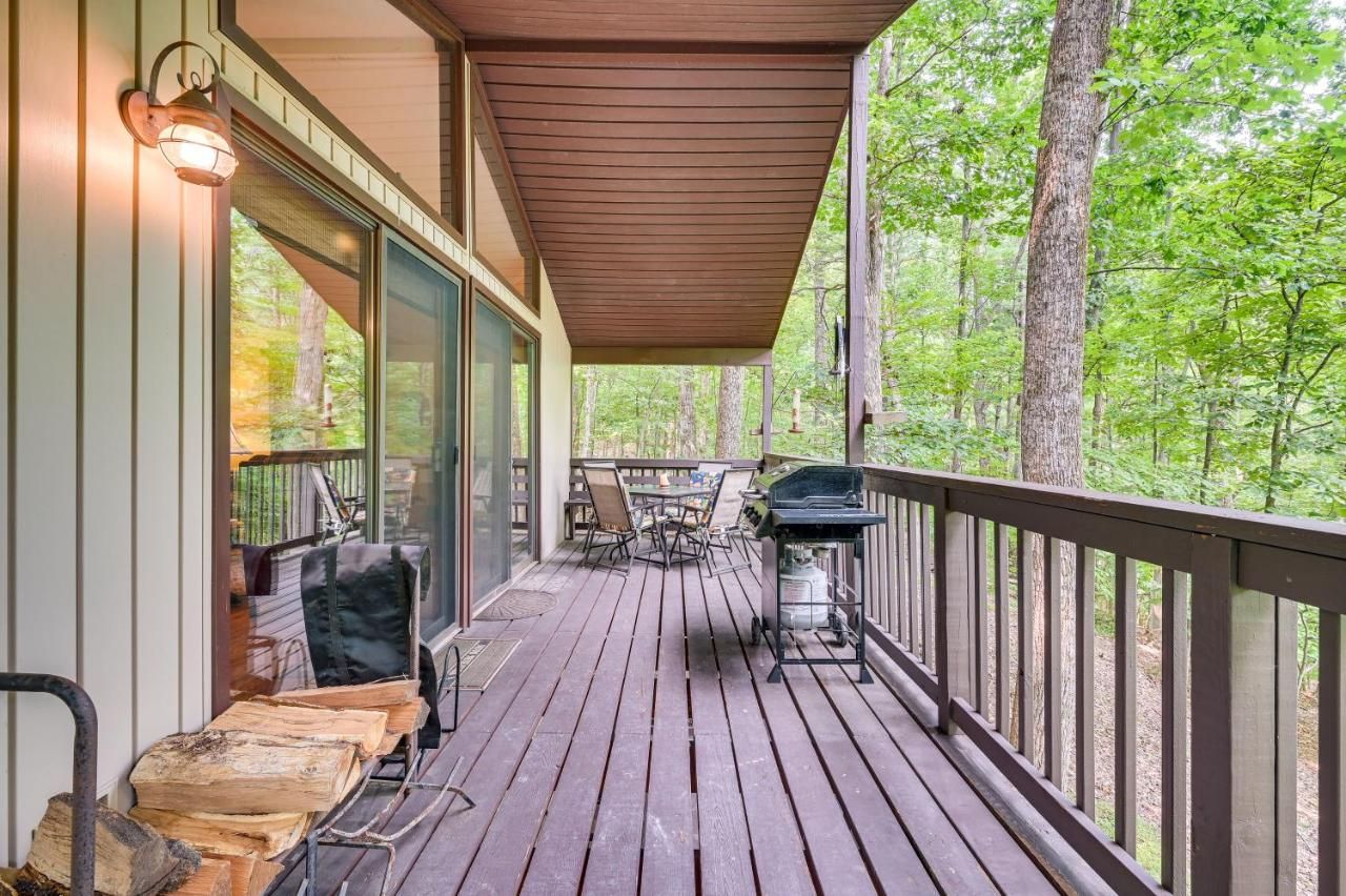 Charming Hedgesville Retreat w/ Deck + Fireplace!