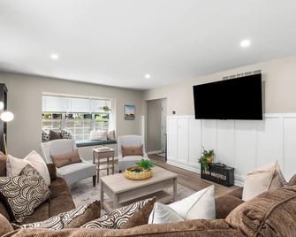 Modern 3br 2ba Family Home In Commerce Township - Commerce Township - Living room