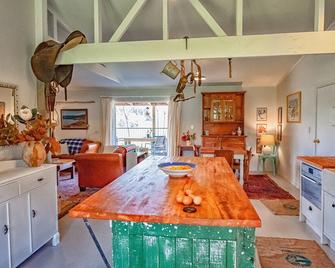 Stable Cottage; awaken to the sound of a river flowing over rapids. brbr - Wairoa - Dining room