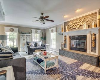 1 Mi to Waveland Beach: Spacious Family Home - Waveland - Вітальня
