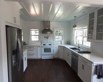 The Williamsburg Cottage - Williamsburg - Kitchen