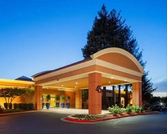 FairBridge Hotel by Concord Plaza - Concord - Edificio