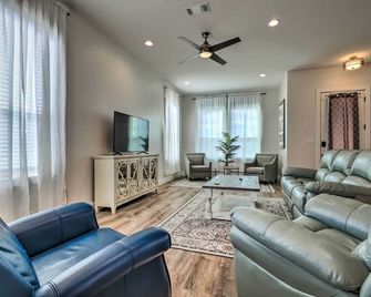 Spacious Gulfport Home - Walk to Beach! - Gulfport - Living room