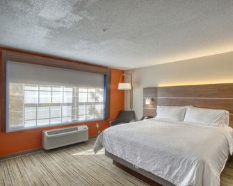 Holiday Inn Express & Suites Oshkosh-Sr 41 By IHG - Oshkosh - Bedroom