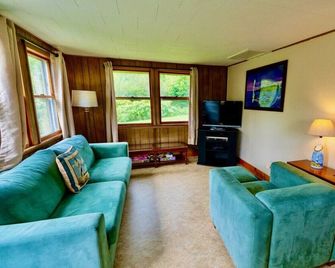 Isleview Cottage 1 - full kitchen, dog friendly! - Trenton - Living room