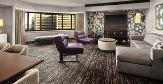Embassy Suites by Hilton Crystal City National Airport - Arlington - Living room