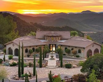 Cleveland Vista by Avantstay Pool, Hot Tub, Fire Pit + Panoramic Views - Murrieta - Building
