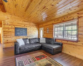 Broken Bow 'starlight Cabin' w/ Private Hot Tub! - Broken Bow - Living room