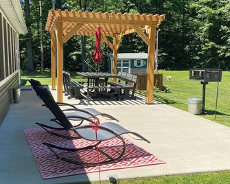 Located In Harpersfield twp in the heart of wine country and covered bridges - Geneva - Patio