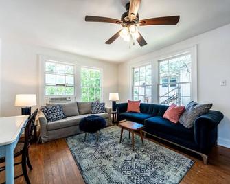 The Charmer, Super Close to UT + Downtown - Austin - Living room