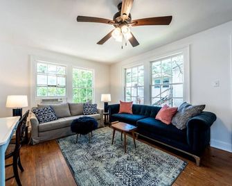 The Charmer, Super Close to UT + Downtown - Austin - Sala de estar