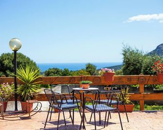 أجريتوريزمو بوليسا - كالا غونونى - شرفة مرصوفة