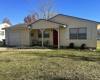 Yellow House with the Red Door - 5 minute drive to Catoosa Hardrock Casino! - Tulsa - Building