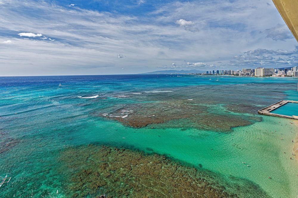 Oceanfront w/Sunset Views Condo at the Colony Surf Full Kitchen and Parking - Honolulu - Strand