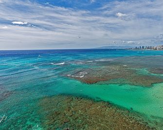 Oceanfront w/Sunset Views Condo at the Colony Surf Full Kitchen and Parking - Honolulu - Strand