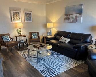 Palm Oasis - Lemoore