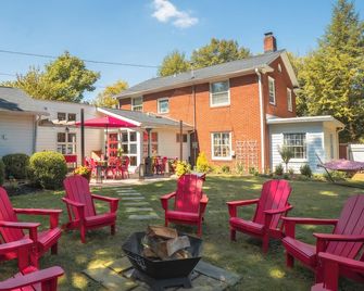 Hoosier Memories - Firepit, Pool Table, Steps to Campus - Bloomington - Binnenhof