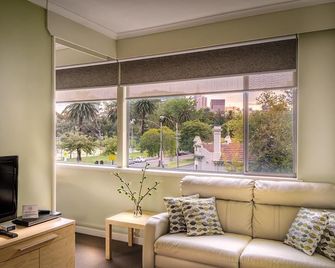 Birches Serviced Apartments - Melbourne - Living room