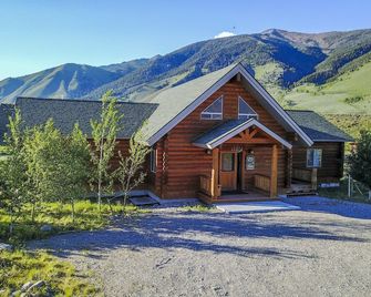 Luxury Madison River Front Log Home - Close To Yellowstone Np The Caddis Shack - West Yellowstone - Building