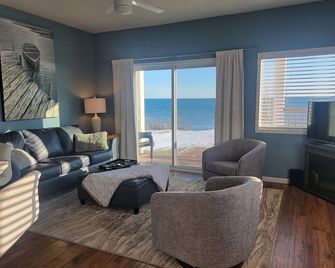 Islands View Condo- Waterfront - Saint Ignace - Wohnzimmer