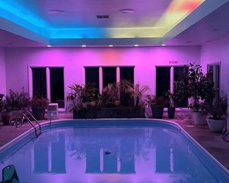 Feels like you are on vacation. Comfortable cozy! Like a breath of fresh air. - Spring Grove - Pool