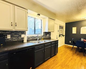 Your Cozy Base for Fun Escapes! - Bloomfield - Cocina