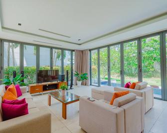 Perfect Private Pool Villa - Da Nang - Living room