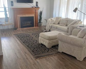 The Ogallala Brickhouse! - Ogallala - Living room