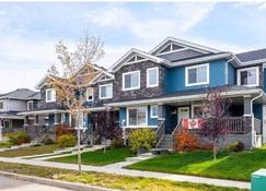 Warm and cheerful 3bedroom home with free parking - Edmonton - Building