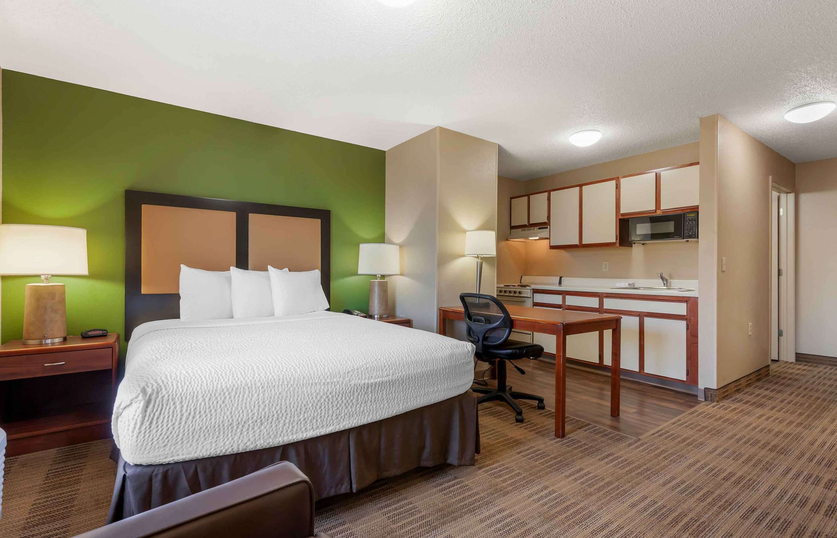Bedroom view of Extended Stay America Select Suites - Rockford - State Street