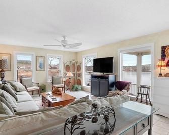 Emerald Lakeshore: 4 Br, 4 Ba In Arley, Sleeps 10 - Arley