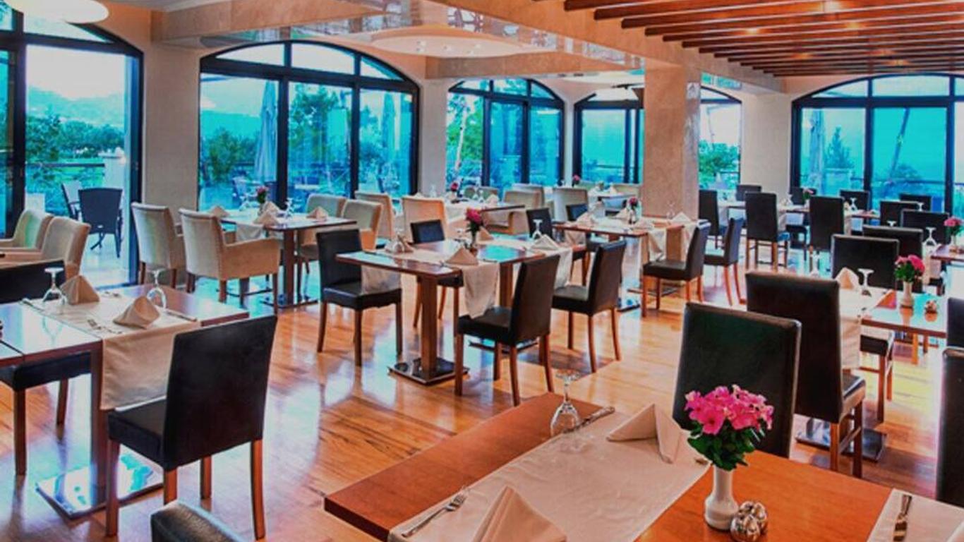 Korineum Golf & Beach Resort