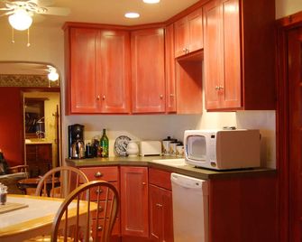 Charming country accommodations at Brookside Acres/horse and rider accommodation - Newport - Kitchen