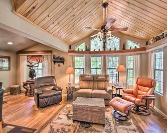 Near Hikes: Cabin w/ Furnished Deck in Show Low - Show Low - Living room