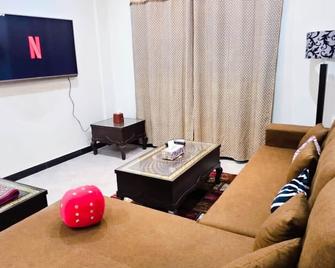 Family Apt 2bhk Parking Netflix Wifi Uhdtv Kitchen - Islamabad - Stue