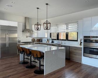 Modern 5 bedroom house is a perfect vacation rental for those looking to escape - Mauston - Cucina