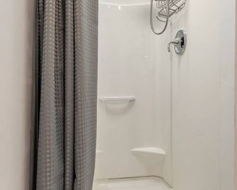 Cozy 3B2Ba Home with huge backyard and Gym - Northborough - Bathroom