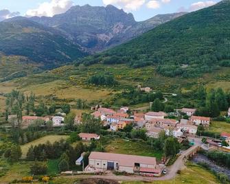 Pleasant rural house Fuentes Carrionas at the foot of the famous Curavacas peak - Triollo - Vista del exterior