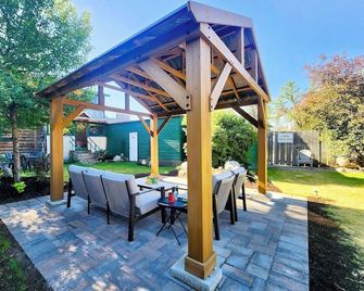 Hazel's, on the Old Western Boardwalk in Down Winthrop, WA-5 Bedrooms Sleeps 10 - Winthrop - Patio