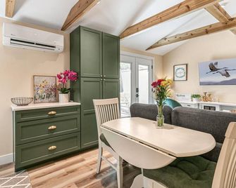 Charming 1-bdrm newly built upscale Cottage with WiFi, AC in peaceful Northglenn - Northglenn - Comedor