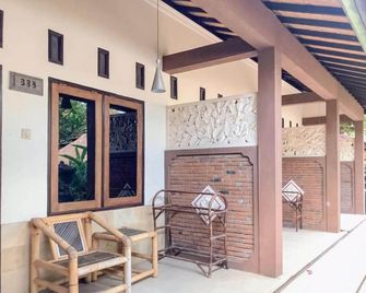 Oka Homestay Mitra RedDoorz - Mataram - Patio