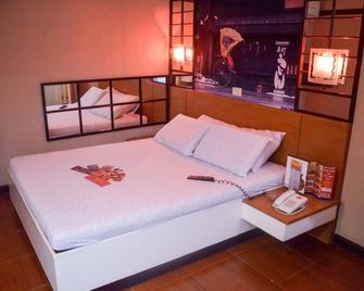 Hotel Sogo Aurora Cubao - Manila - Bedroom