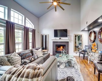 'Peace & Tranquility': Home 2 Mi to Dtwn Tulsa! - Tulsa - Living room