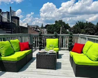 Cheerful 2-bedroom row house with rooftop deck! - Baltimore - Balcony