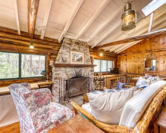 Sasanoa Retreat at Sprucewold - Boothbay Harbor - Living room